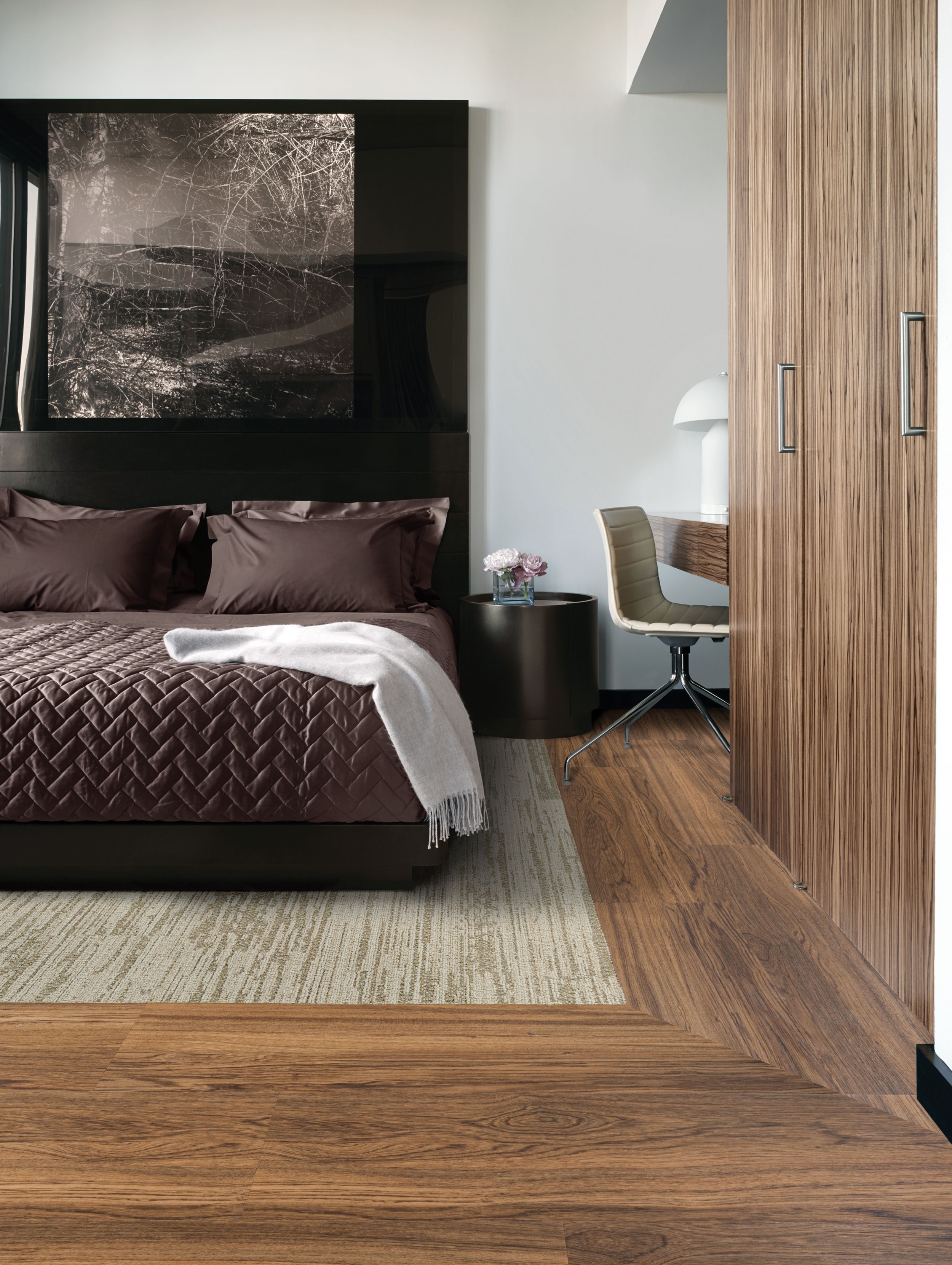 Interface RMS 510 plank carpet tile with Natural Woodograins LVT in hotel guest room with robe on bed imagen número 1